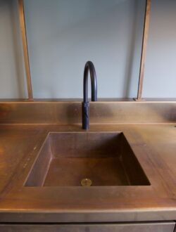 martijn_pekelharing_meester_meubelmaker_messing_aanrecht