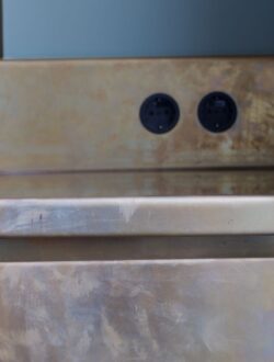 martijn_pekelharing_meester_meubelmaker_messing_detail_stopcontact