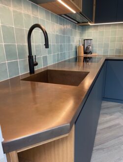 martijn_pekelharing_meester_meubelmaker_messing_grafietzwart_eiken_zwartekraan