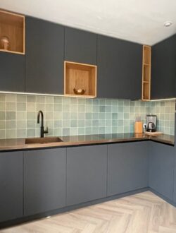 martijn_pekelharing_meester_meubelmaker_messing_grafietzwart_eikenvakken