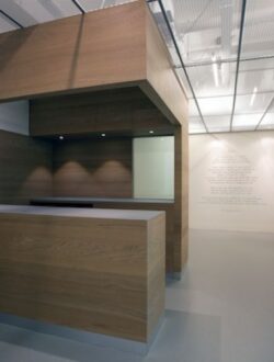 martijn_pekelharing_meester_meubelmaker_praktijk_zaagruweeiken_betonplex1-600x600