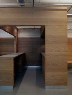 martijn_pekelharing_meester_meubelmaker_praktijk_zaagruweeiken_betonplex2