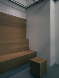 martijn_pekelharing_meester_meubelmaker_praktijk_zaagruweeiken_betonplex3